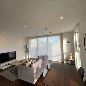 https://immaculate-2bed-apartment-in-london-city-views.brighton-hotels-england.com
